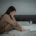 大手企業での過酷な労働と不眠症による心身の不調から、突然会話ができなくなり、うつ病と診断され退職に至った体験を描いた記事のイメージ画像