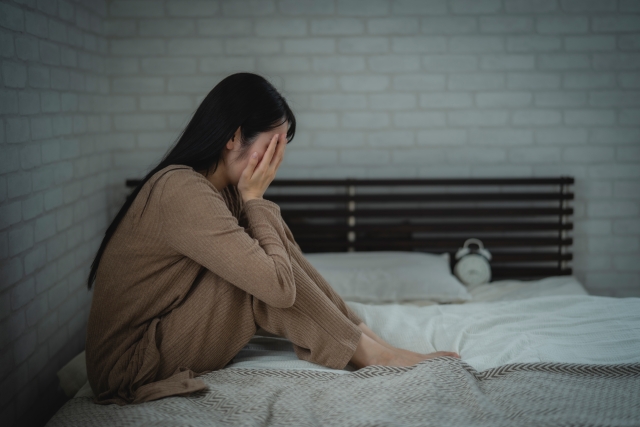 大手企業での過酷な労働と不眠症による心身の不調から、突然会話ができなくなり、うつ病と診断され退職に至った体験を描いた記事のイメージ画像